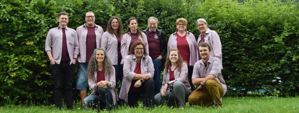 Ein Gruppenfoto aller Spielerinnen und Spieler des aktuellen Stückes "Der verliebte Großvater" vor dem Heiterwanger Hausberg - natürlich inkl. Regie.